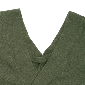 Gros plan détaillé sur le col en V et la maille du pull d'hiver vert armée