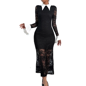 Robe longue en dentelle noire avec col blanc contrasté et poignets évasés élégants