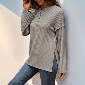 Eng anliegendes graues Rippstrick-Langarmshirt mit Knopfleiste und Seitenschlitzen