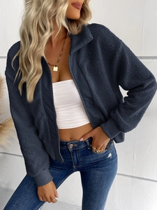 Détails de la veste en polaire sherpa bleu marine avec fermeture éclair et poignets côtelés