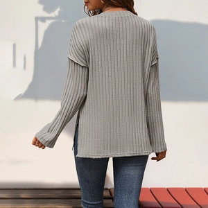 Graues Langarm-T-Shirt aus geripptem Strick mit Rundhalsausschnitt und seitlichen Schlitzen