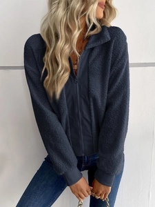 Détail de la veste en polaire bleu foncé montrant la texture en laine d'agneau de qualité