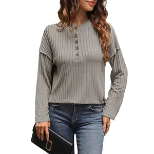 Graues Langarmshirt Damen mit Rippenstrick und Holzknöpfen im Henley-Stil mit Rundhalsausschnitt