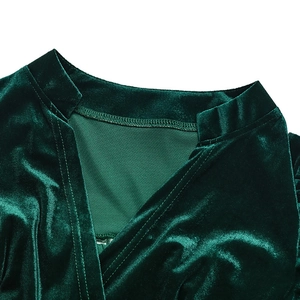 Dettaglio dello scollo a V e del colletto alla coreana su un abito in velluto verde scuro rifinito