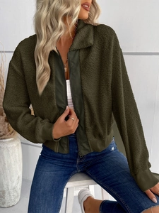 Détail de la veste en polaire teddy vert olive avec design patchwork et poignets côtelés