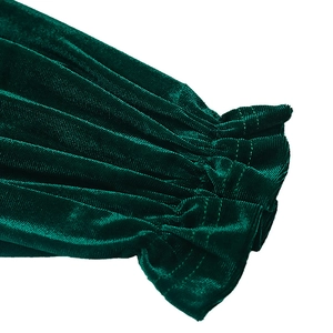 Dettaglio della manica in velluto verde scuro con polsino elastico e trama a pieghe