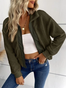 Détail de la veste en polaire teddy vert armée avec poignets côtelés et fermeture éclair
