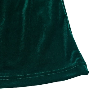 Dettaglio dell'abito in velluto verde smeraldo con doppia cucitura di alta qualità