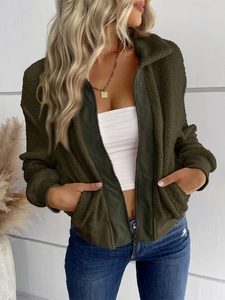 Détail de la veste polaire teddy vert armée avec poignets côtelés et fermeture éclair