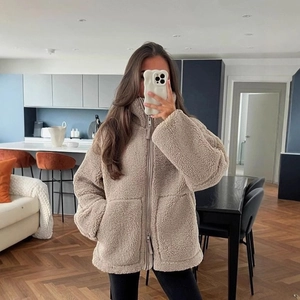 Dames beige sherpa teddy jas met ritssluiting en opstaande kraag in een losse pasvorm