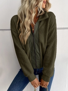 Détail de la texture polaire sherpa vert olive avec zip et poignets côtelés