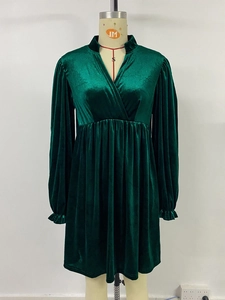 Dettaglio dell'elegante scollatura a V e del tessuto in velluto lucido di questo abito