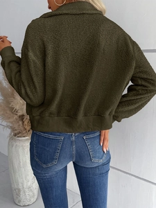 Vue arrière de la veste en polaire sherpa vert armée avec col montant et poignets