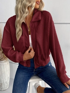 Vue détaillée de la veste en polaire bordeaux avec col montant et design zippé texturé