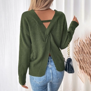 Pull en maille vert foncé pour femme avec col en V et découpe torsadée au dos