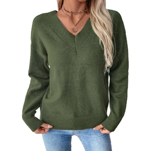 Pull en maille vert foncé à col en V avec poignets côtelés et jean bleu pour style décontracté