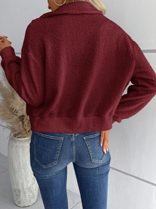 Vue arrière d'une veste en polaire bordeaux avec poignets côtelés et col montant