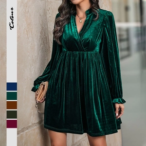 Elegante abito corto in velluto verde scuro con scollo a V e maniche lunghe