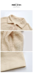 Détails d'une veste beige en peau de mouton avec col zippé et texture d'ourlet côtelé