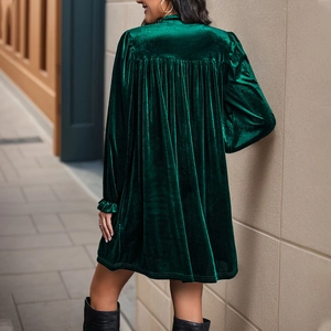 Elegante mini abito in velluto verde scuro con maniche lunghe e retro pieghettato