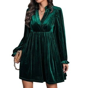 Elegante abito in velluto verde scuro con scollo a V, maniche lunghe e vita pieghettata