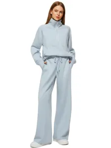 Details des hellblauen Zweiteilers mit Half-Zip Hoodie und weitem Bein mit Kordelzug