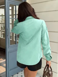 Vista posteriore della camicia oversize in pelle scamosciata verde menta a maniche lunghe