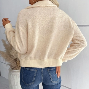 Veste en polaire beige avec ourlet et poignets côtelés vue de l'arrière du modèle