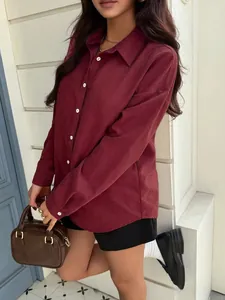 Dettaglio della trama in velluto a coste bordeaux della camicia donna con bottoni