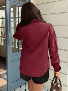 Vista posteriore della camicia bordeaux in finto camoscio con orlo arrotondato e casual