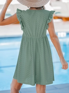 Vue arrière d'une robe en broderie anglaise vert sauge avec manches volantées et taille plissée