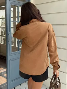 Vista stradale della camicia marrone a maniche lunghe da donna in finto camoscio