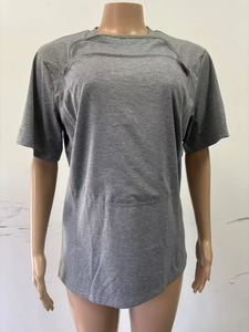 Detalle de camiseta deportiva gris oscuro con costuras reforzadas y paneles ergonómicos