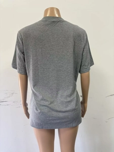 Vista posterior de la camiseta de canguro en algodón gris de alta calidad corte cómodo