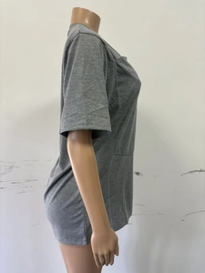Vista lateral de la camiseta de lactancia gris para papá con bolsillo de canguro en maniquí