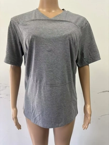Detalle de la camiseta gris de porteo tipo canguro en punto texturizado transpirable
