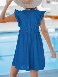 Détail de la robe bleu roi à col en V avec broderie anglaise et épaules à volants