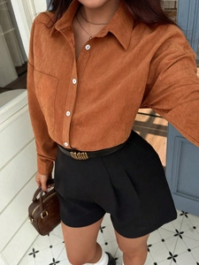 Camicia da donna color caramello a maniche lunghe con colletto a revers e pantaloncini neri