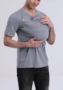 Detalle macro de la camiseta de canguro gris para hombres con bolsillo portabebés funcional