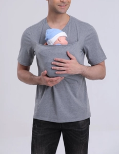 Detalle de camiseta gris para papá con bolsillo de canguro para el porteo del bebé
