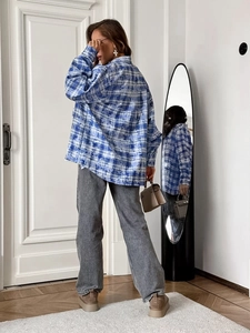 Chemise oversized à carreaux tie-dye bleu et blanc avec jean gris et bottes à plateforme