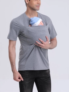 Detalle de camiseta gris portabebé canguro con bolsillo de soporte reforzado