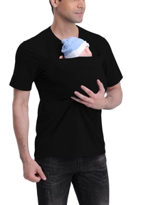 Detalle de camiseta porta bebé con bolsillo funcional para el contacto piel con piel