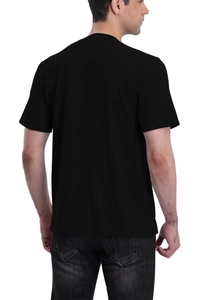 Detalle del corte trasero en una camiseta multifuncional negra para papá canguro
