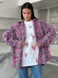 Détail d'une chemise à carreaux oversize avec épaules tombantes et texture en tissu doux