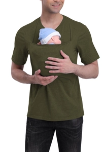 Vista detallada de la camiseta verde oliva para papá con bolsillo de canguro para bebés