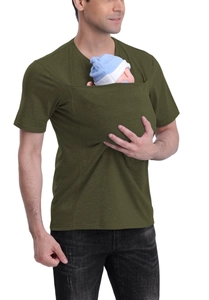Detalle del bolsillo de porteo en camiseta de hombre verde oliva para contacto piel con piel