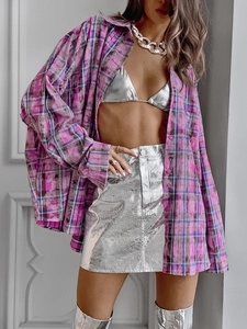 Détail d'une chemise à carreaux violets vintage avec une jupe et un haut argentés