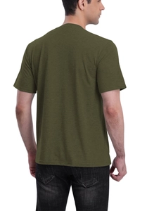 Vista trasera de una camiseta de hombre verde oliva de manga corta en mezcla de algodón