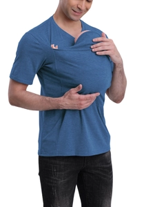 Detalle de la bolsa portabebés en camiseta azul con cuello en V para que papá calme al bebé
